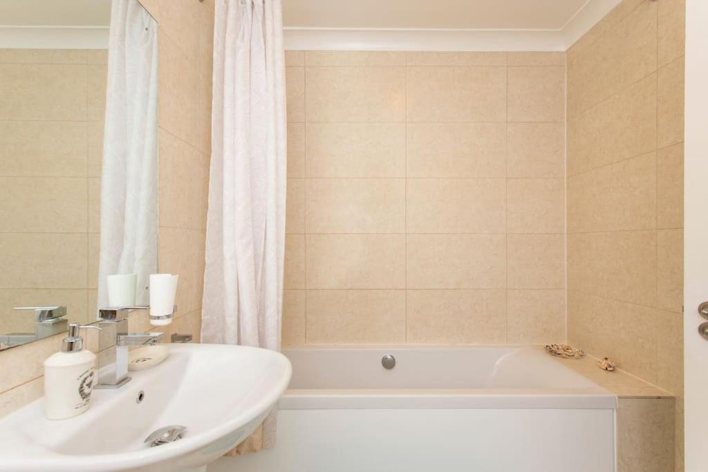 2 Bed Room Flat Near Westfield, West Лондон Экстерьер фото