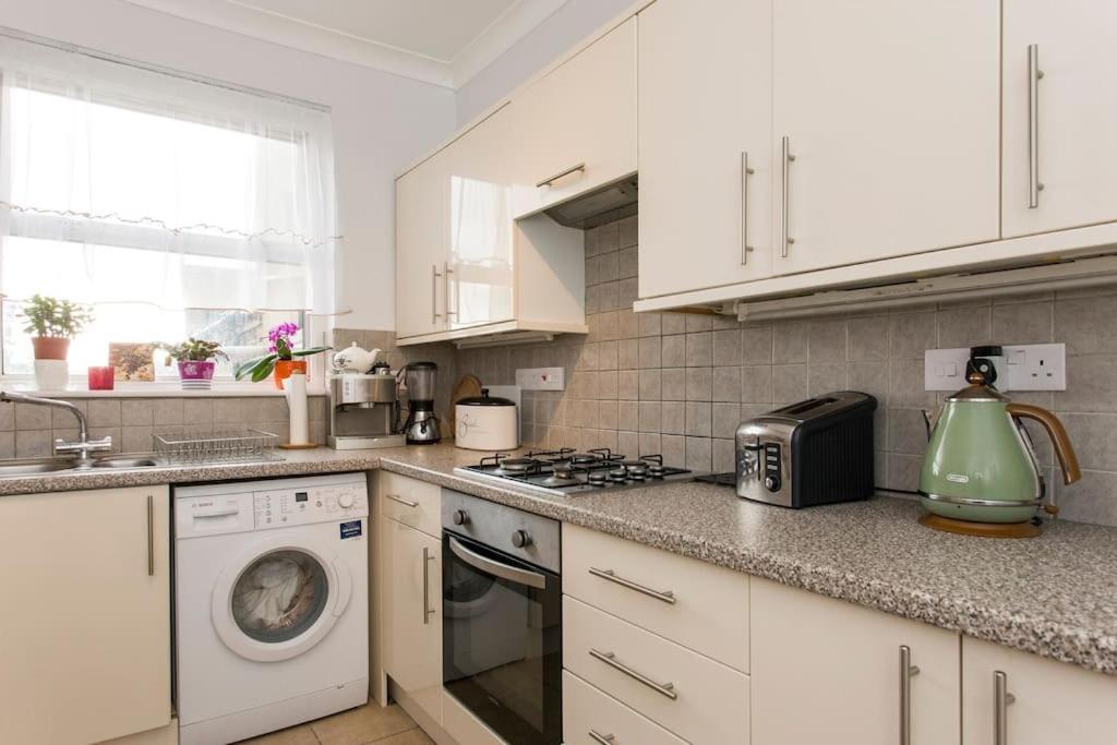 2 Bed Room Flat Near Westfield, West Лондон Экстерьер фото